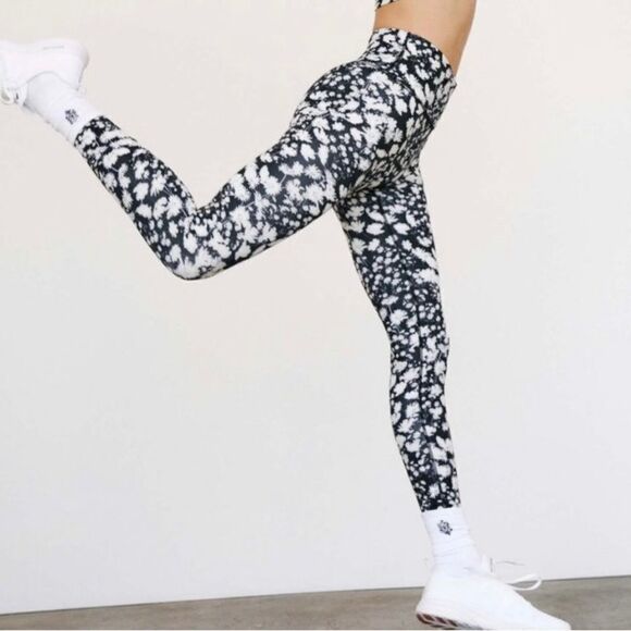 NWT Ā FreeāPeople Printed Lose Control Wrap Leggings / Floral size XSā
NWT - Picture 1 of 9